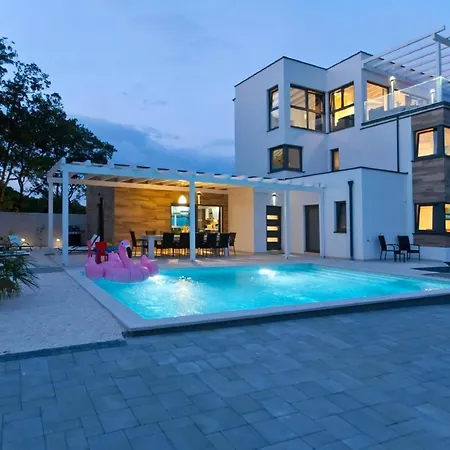 Stella, Pomer, Mit Pool, Sauna Und Whirlpool Holiday home Pula