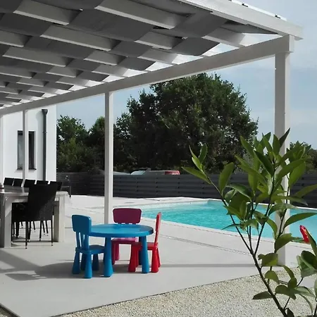 Stella, Pomer, Mit Pool, Sauna Und Whirlpool Holiday home Pula