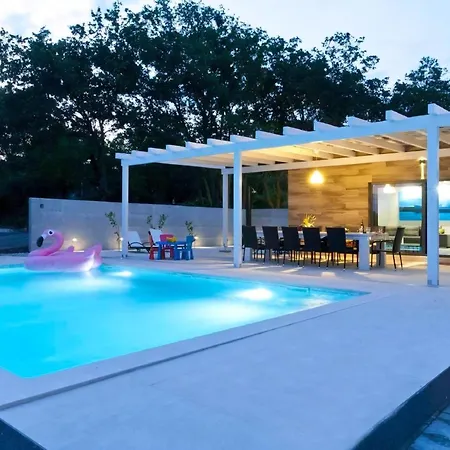 Stella, Pomer, Mit Pool, Sauna Und Whirlpool Holiday home Pula